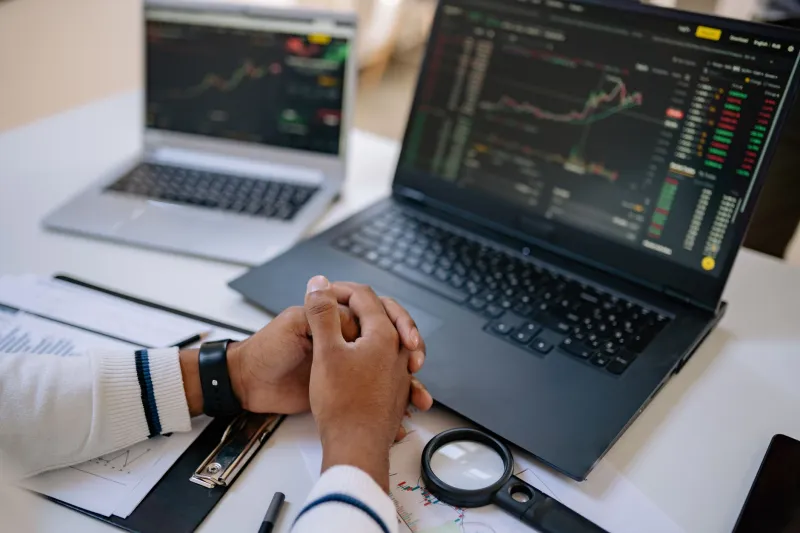 Cold Head, Hot Market: How Emotional Discipline Quietly Outperforms Perfect Picks in Crypto Betting